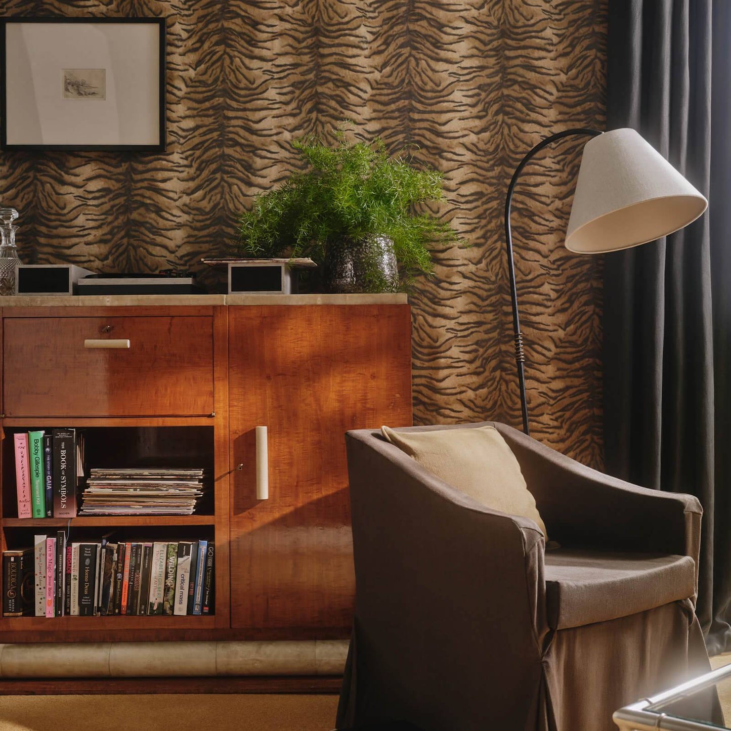 Caspian Wallpaper - Umber - House of Hackney - 1-WA-CPN-DI-UMB-XXX - Morris Wallpaper