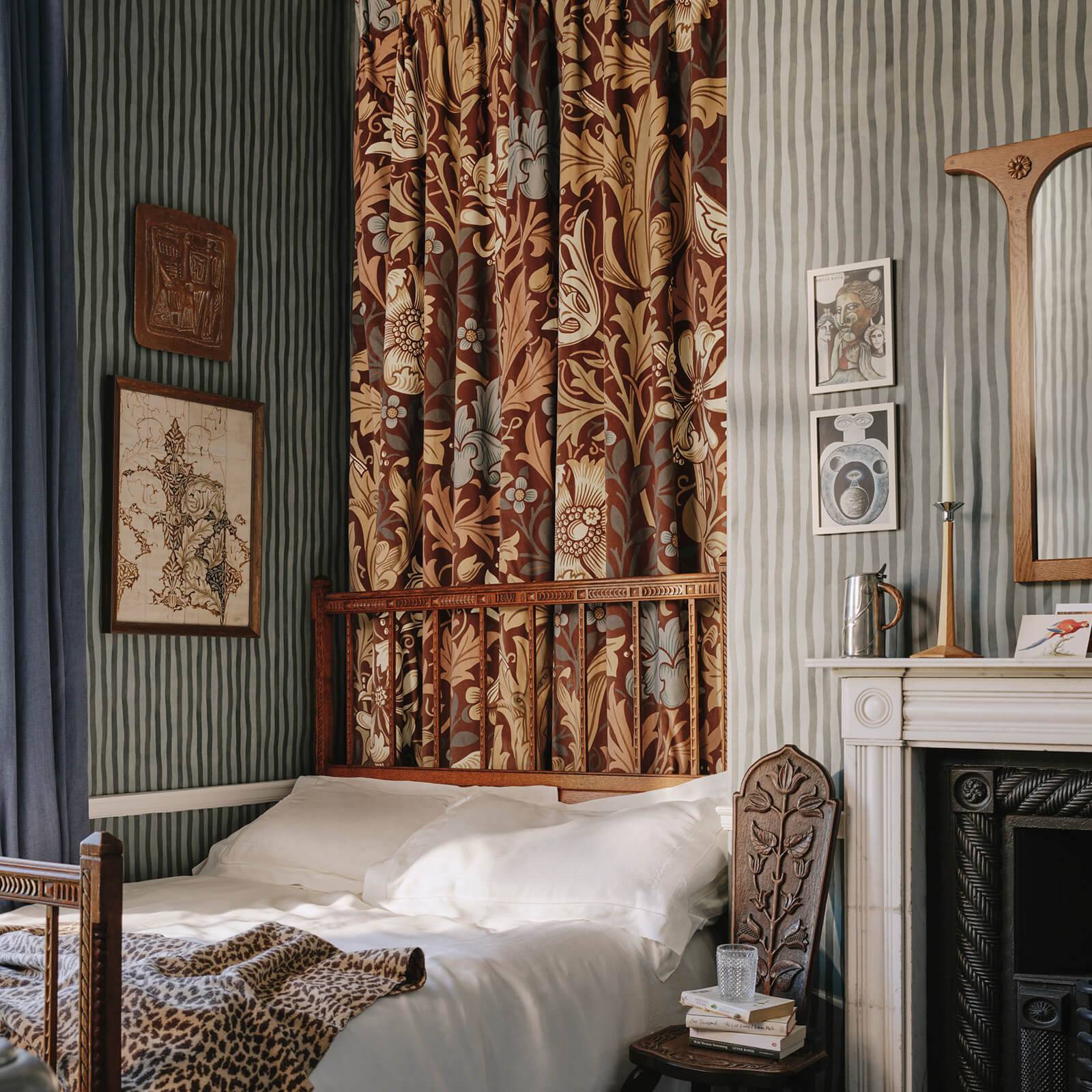 Artist's Stripe Wallpaper - Apatite - House of Hackney - 1-WA-ATS-DI-PET-XXX - Morris Wallpaper