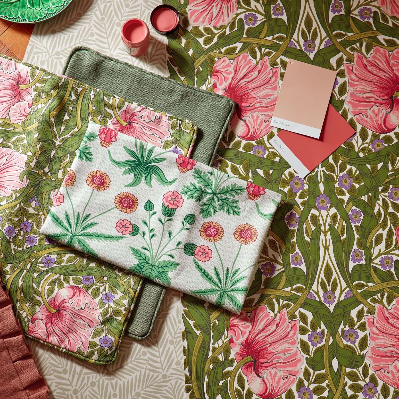 Daisy Fabric - Strawberry Fields - Morris & Co - 520009 - Premier Wallcovering