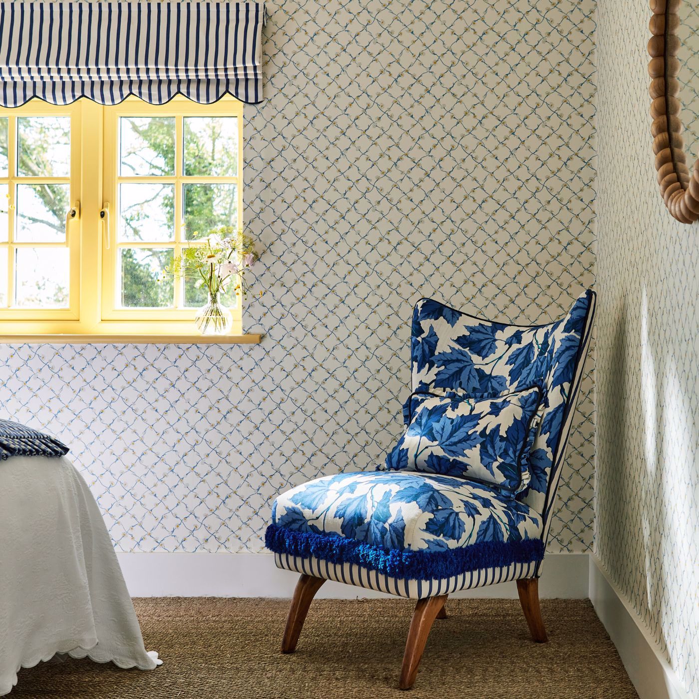 Daisy Trellis Wallpaper - Emerald/Pearl - Harlequin - HSRW113043 - Morris Wallpaper