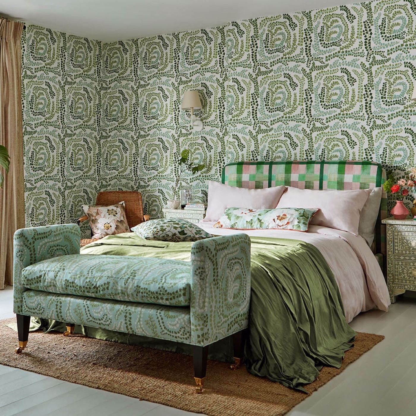 Fayola Wallpaper - Clover/Chalk - Harlequin - HC4W113021 - Morris Wallpaper