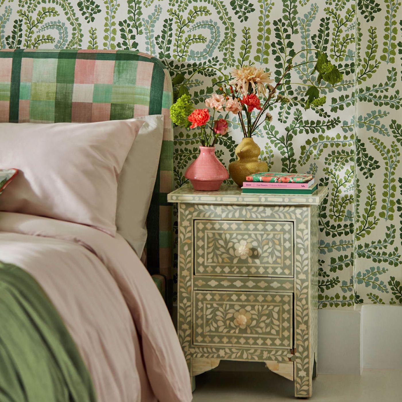 Fayola Wallpaper - Clover/Chalk - Harlequin - HC4W113021 - Morris Wallpaper