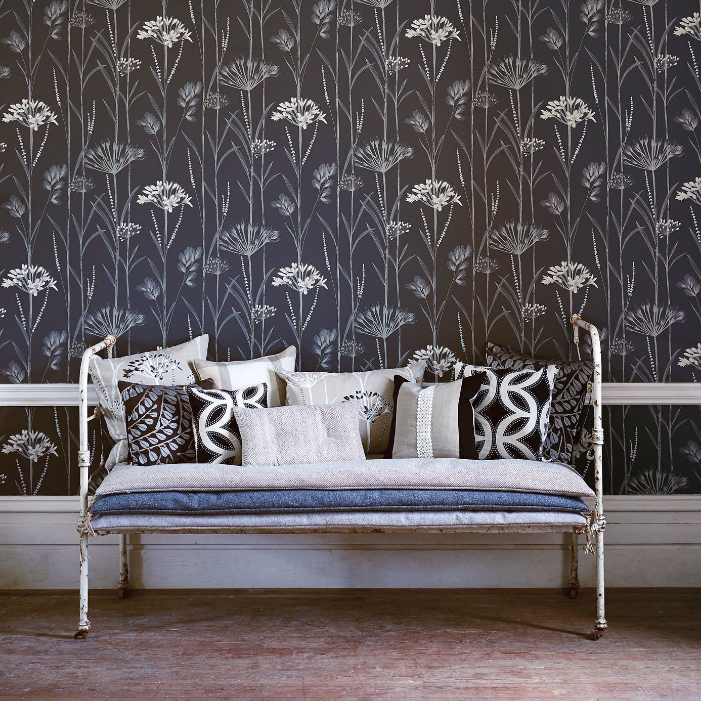Gardinum Wallpaper - Ivory & Gold - Harlequin - HPOW110554 - Morris Wallpaper