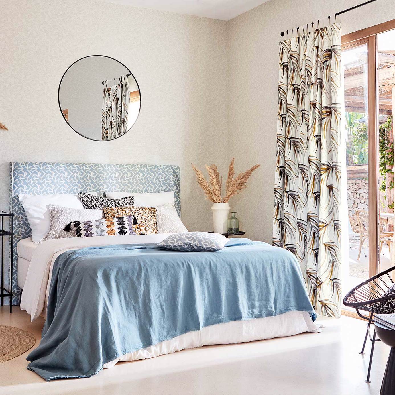 Nakuru Wallpaper - Oyster - Harlequin - HMIW112245 - Morris Wallpaper