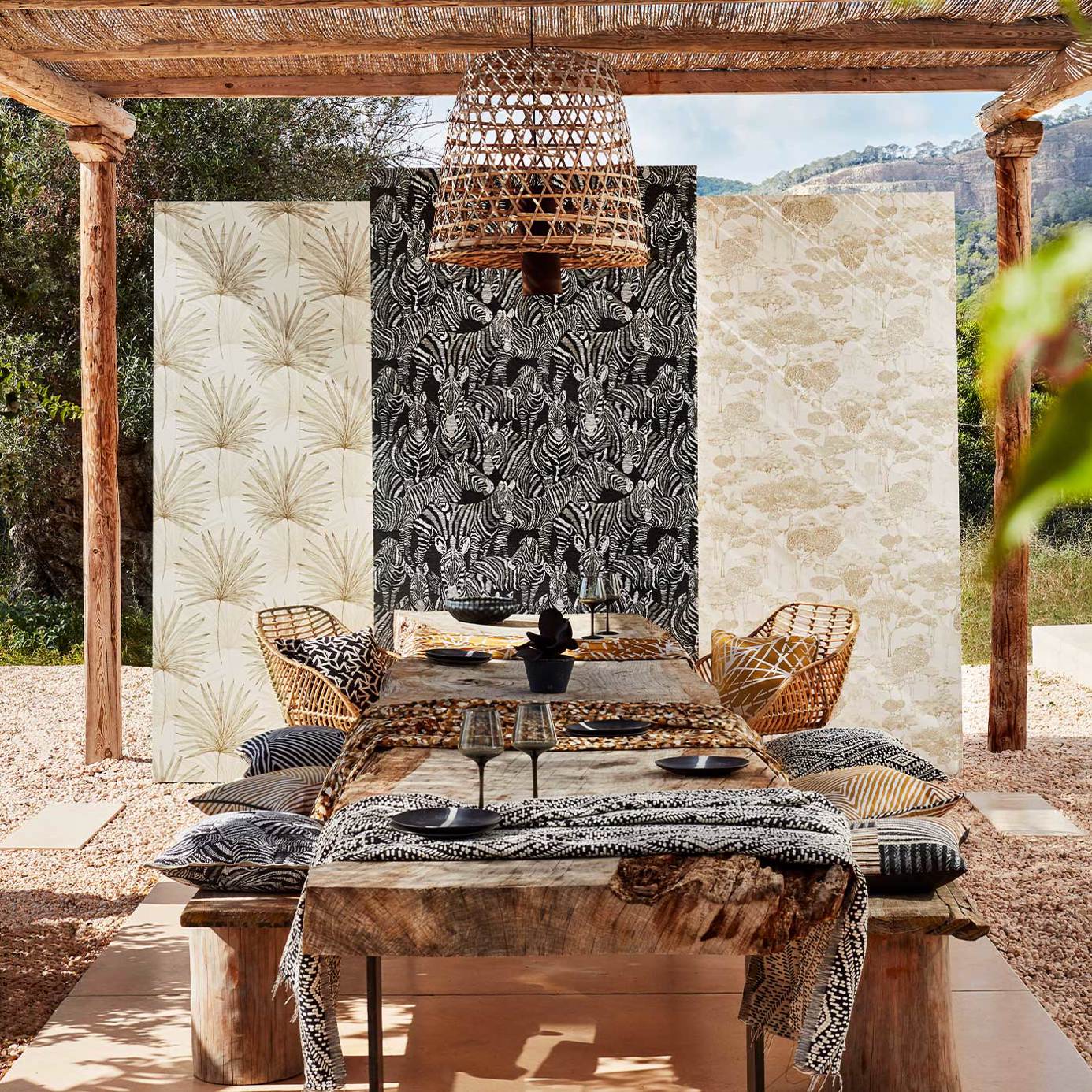 Nirmala Wallpaper - Platinum/Chalk - Harlequin - HMIW112241 - Morris Wallpaper