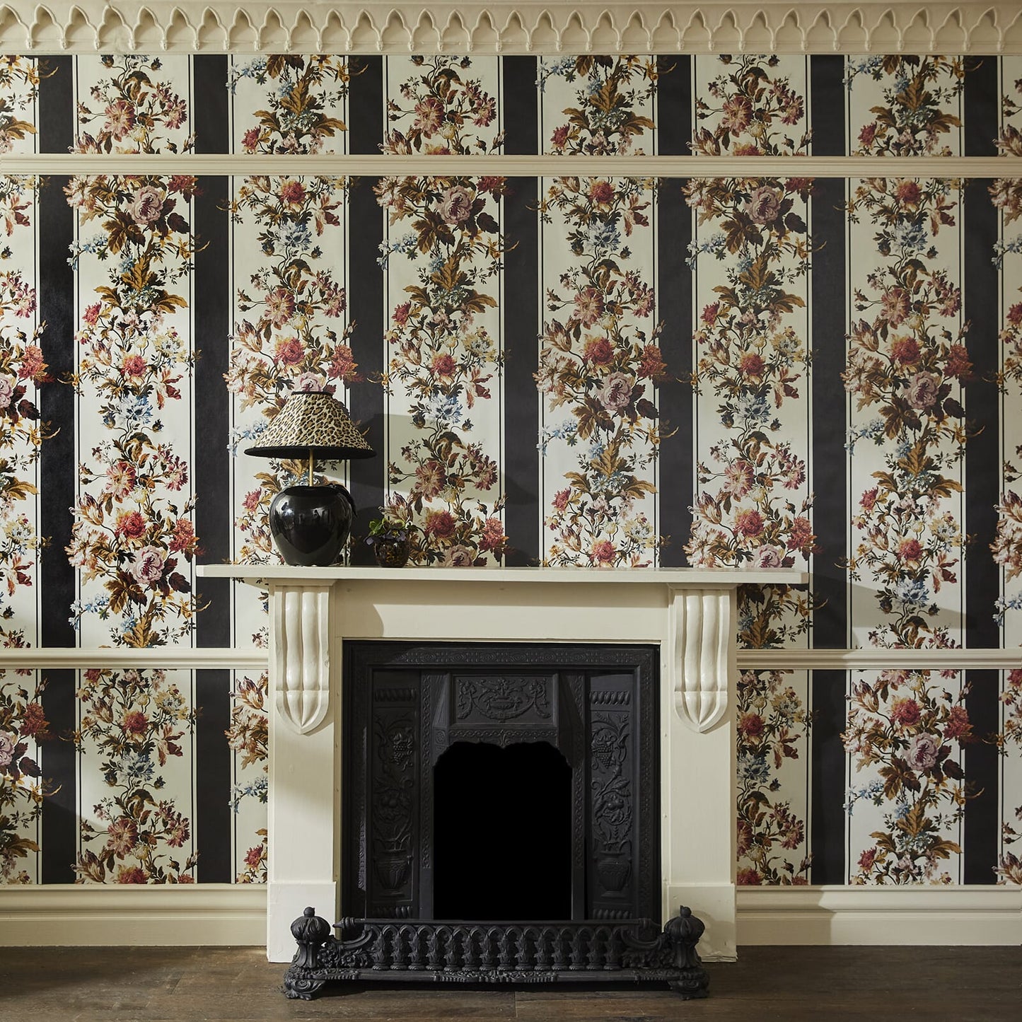 Rosetta Garland Wallpaper - Noir - House of Hackney - 1-WA-ROG-DI-NOI-XXX - Morris Wallpaper