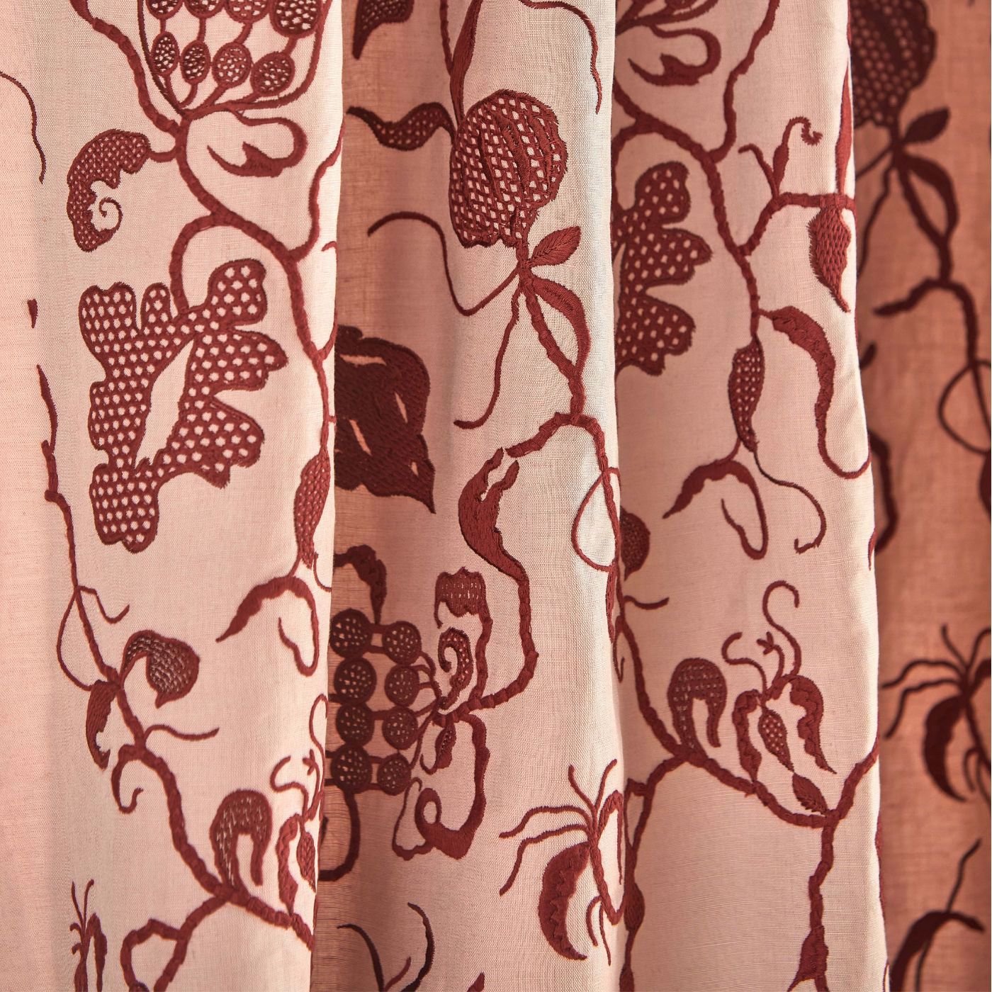 Sanderson - Mydsommer Pickings Conch/Madder Fabric - DGDF237390 - Morris Wallpaper