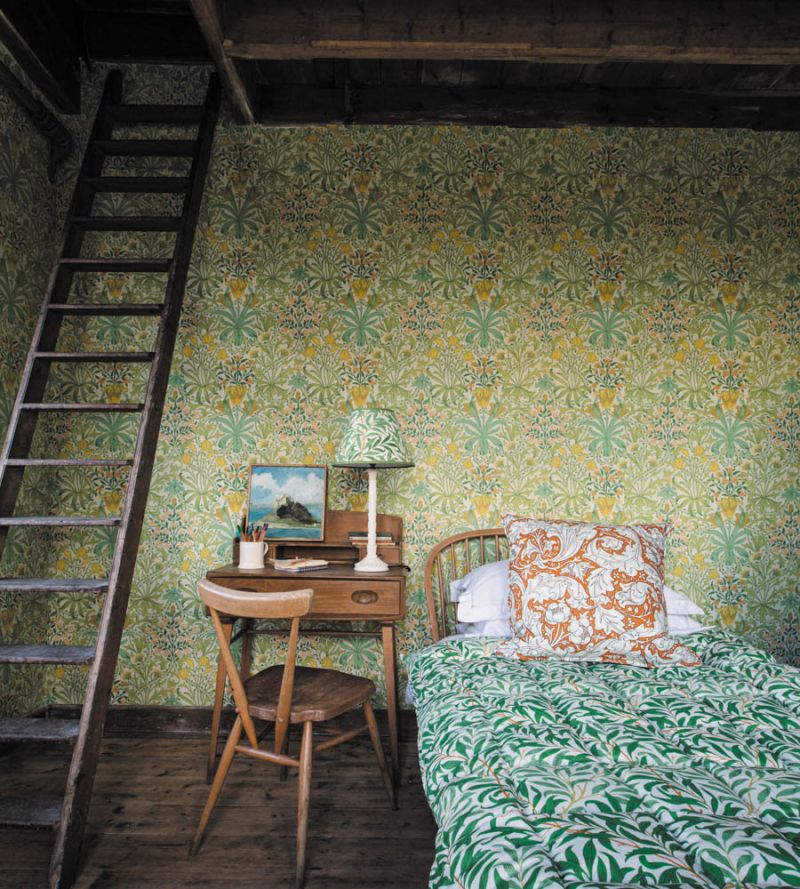 Woodland Weeds Wallpaper - Sap Green - 217100 - Morris & Co - room setting